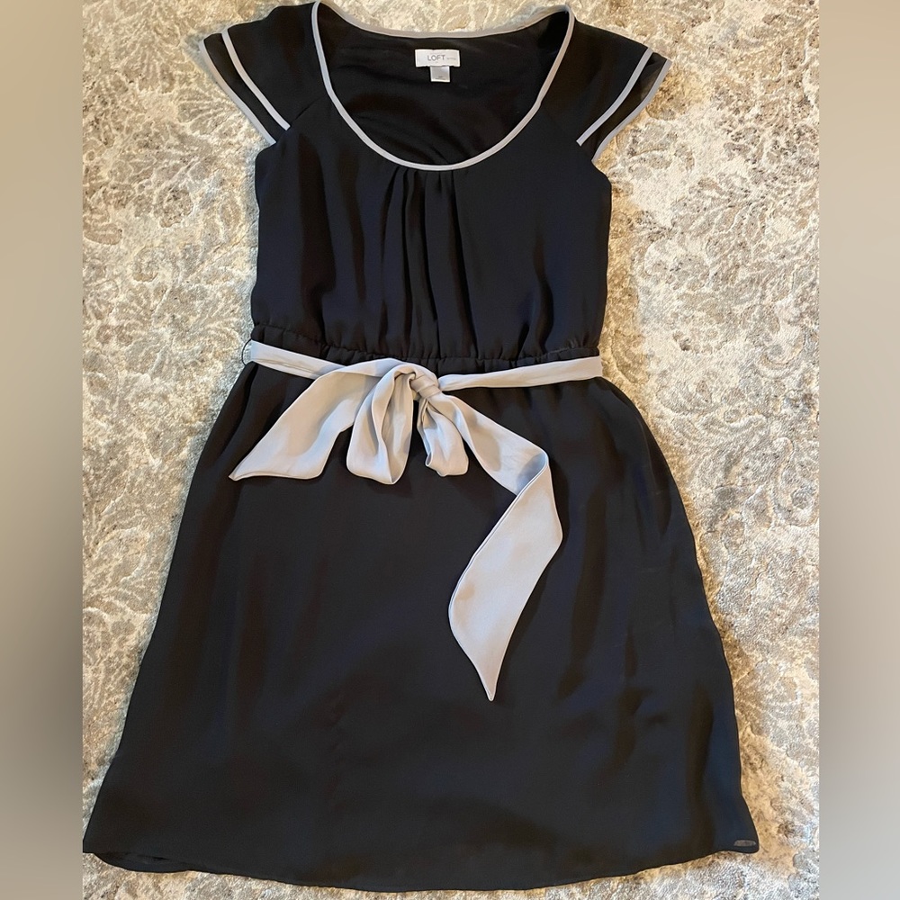 LOFT black dress with grey trim size 8P fabric belt in grey fully lined